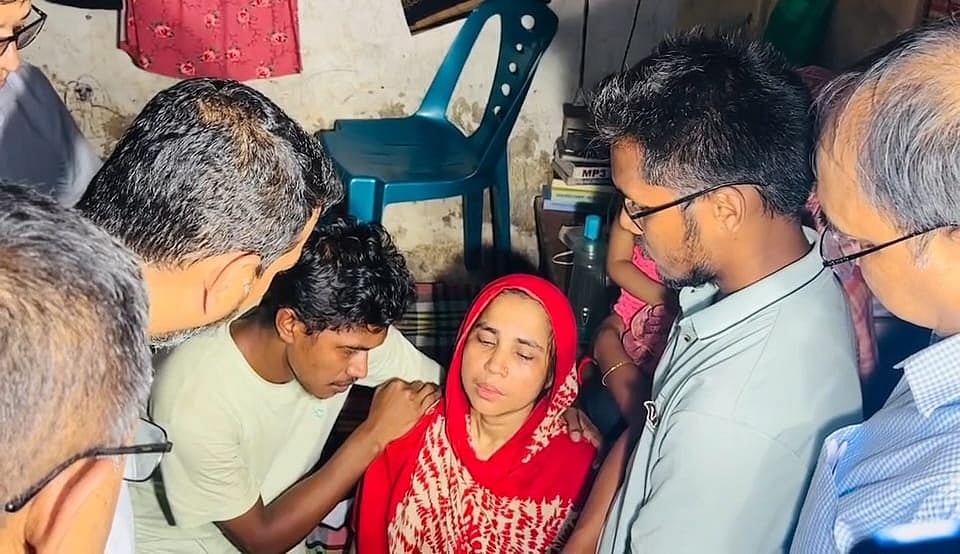 ছেলেকে হারিয়ে দিশেহারা হয়ে গেছেন মা কহিনুর আক্তার। গতকাল রোববার সন্ধ্যায় চট্টগ্রাম নগরের ইপিজেড এলাকায়